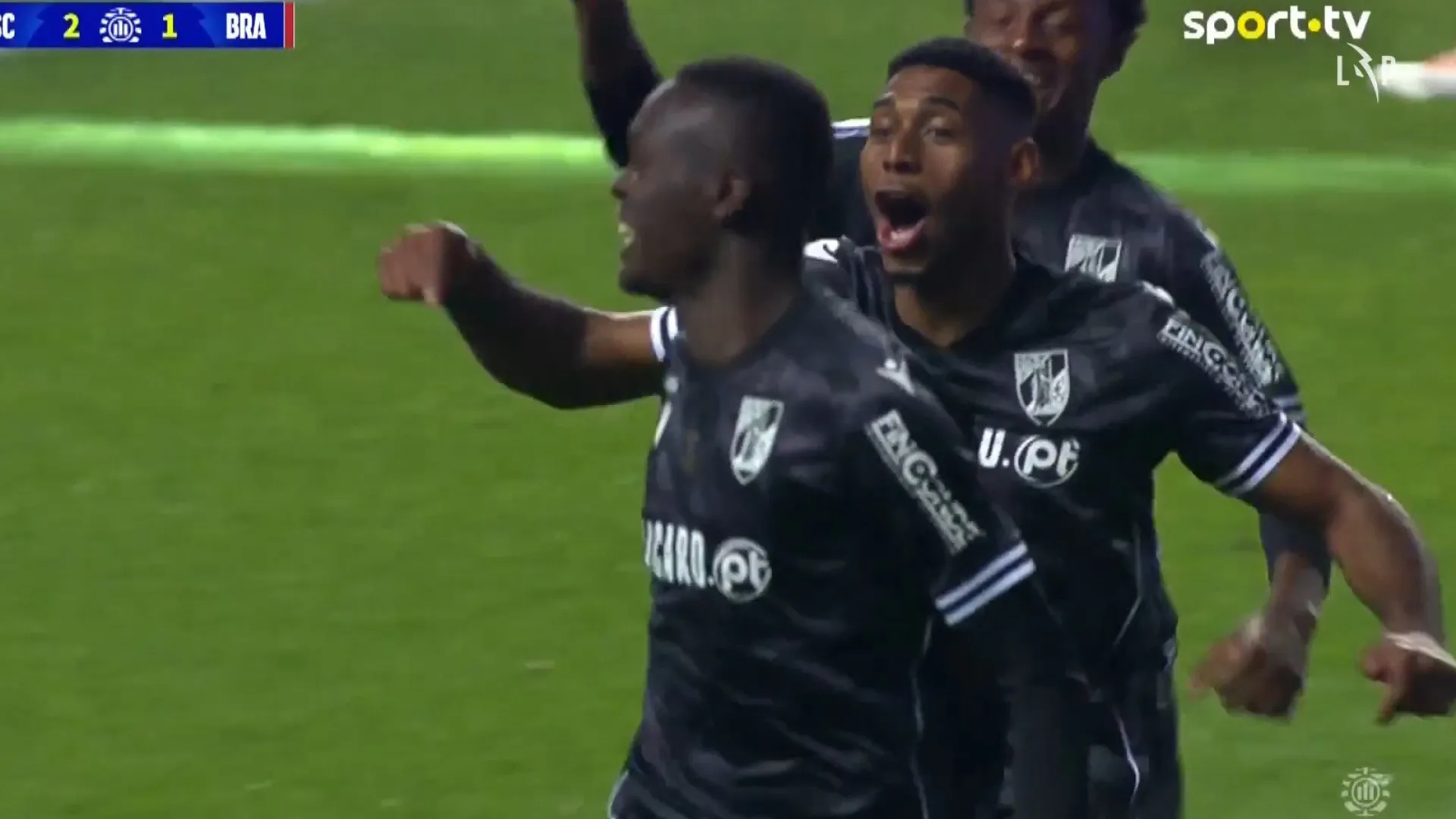 
                    Herói improvável volta a atacar. Ndoye levou à loucura adeptos do Vitória
                