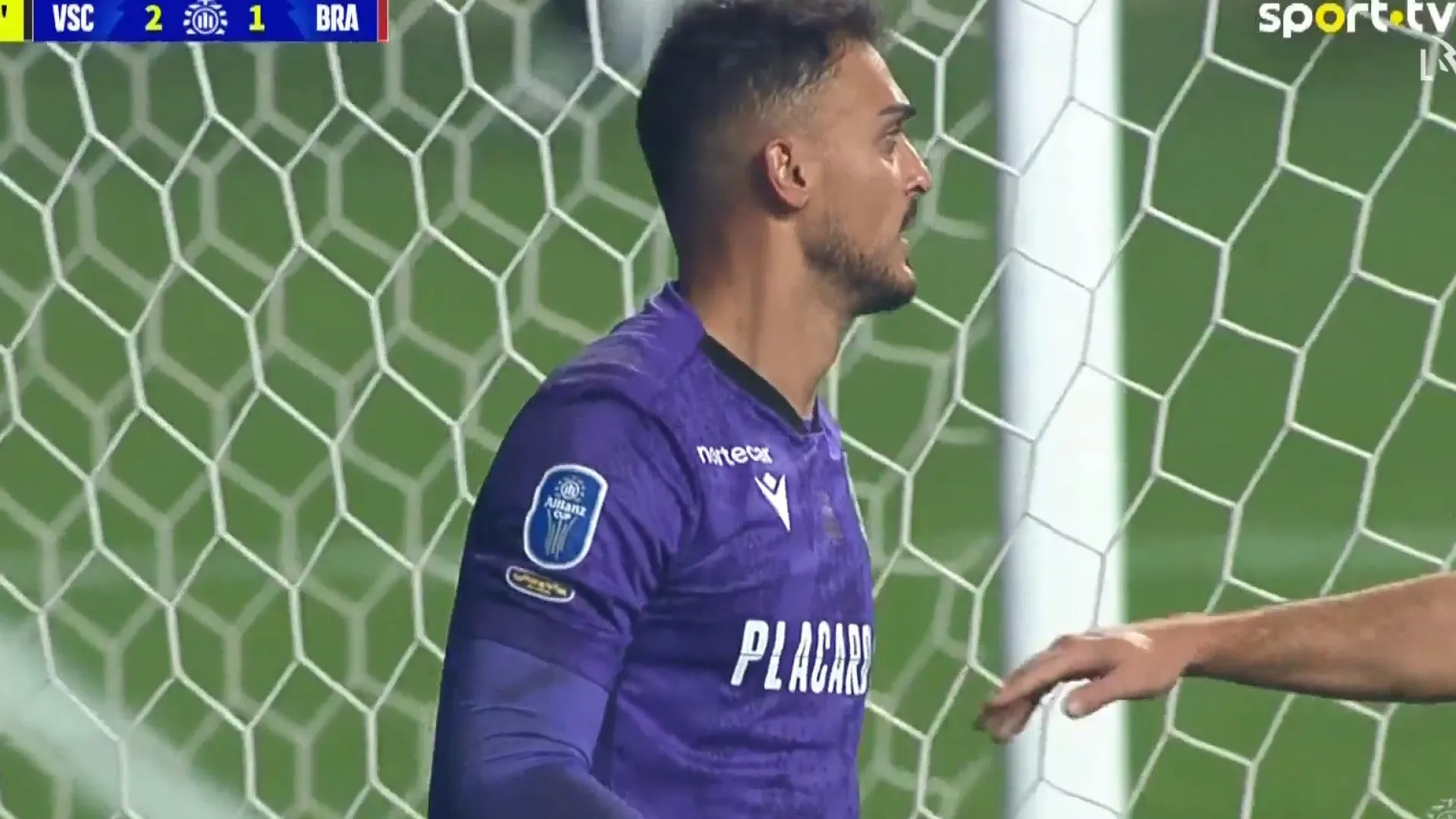 
                    De cortar a respiração. Charles voou para negar o golo a Zalazar
                