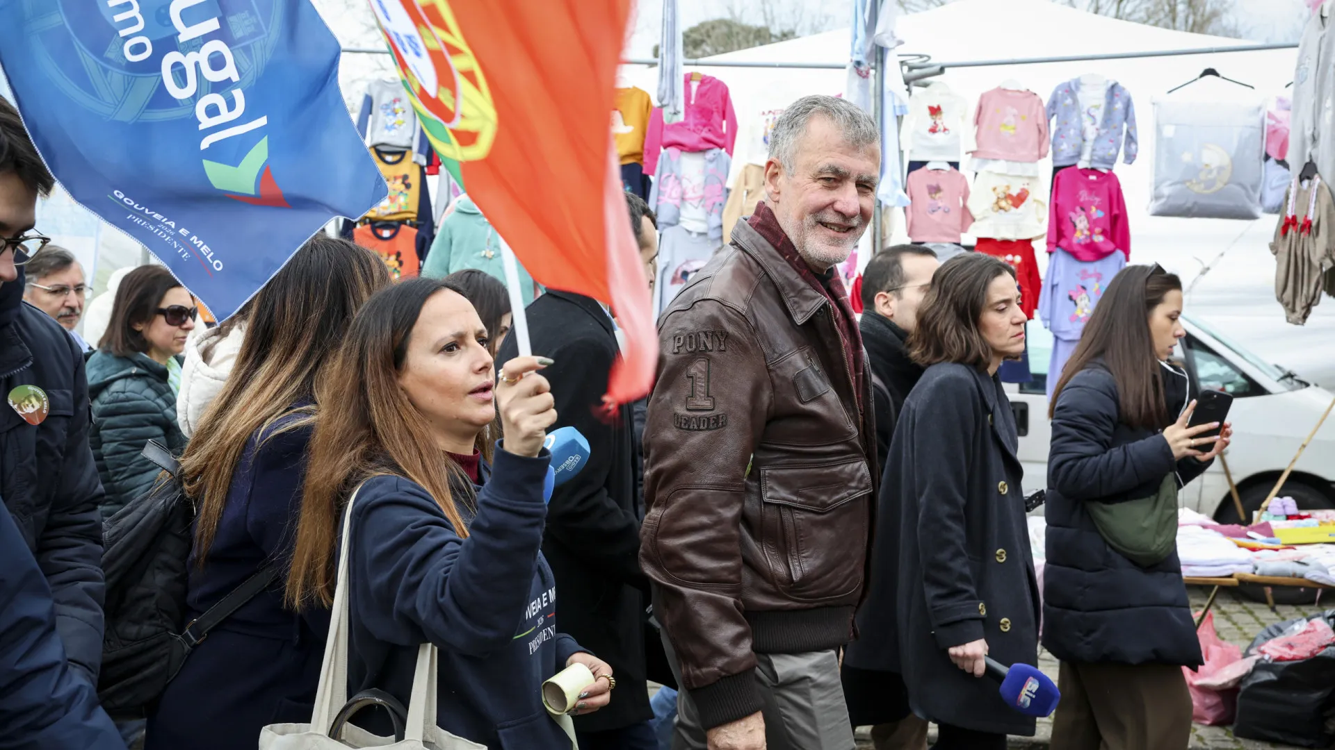 
                    AO MINUTO: É dia de voto antecipado; Cem manifestam apoio a almirante
                