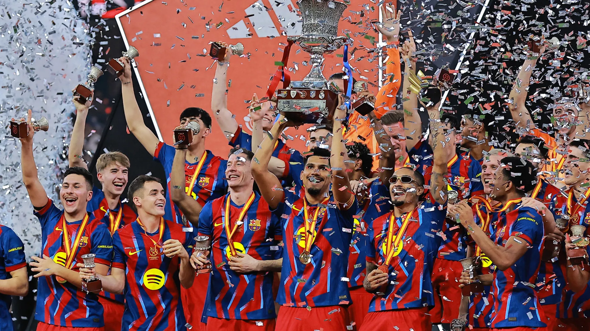 
                    Tristeza de uns, sorrisos de outros. As imagens dos festejos do Barcelona
                