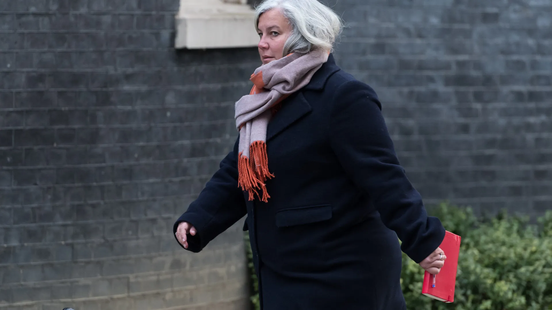 
                    Reino Unido deseja transição pacífica do poder no Irão
                