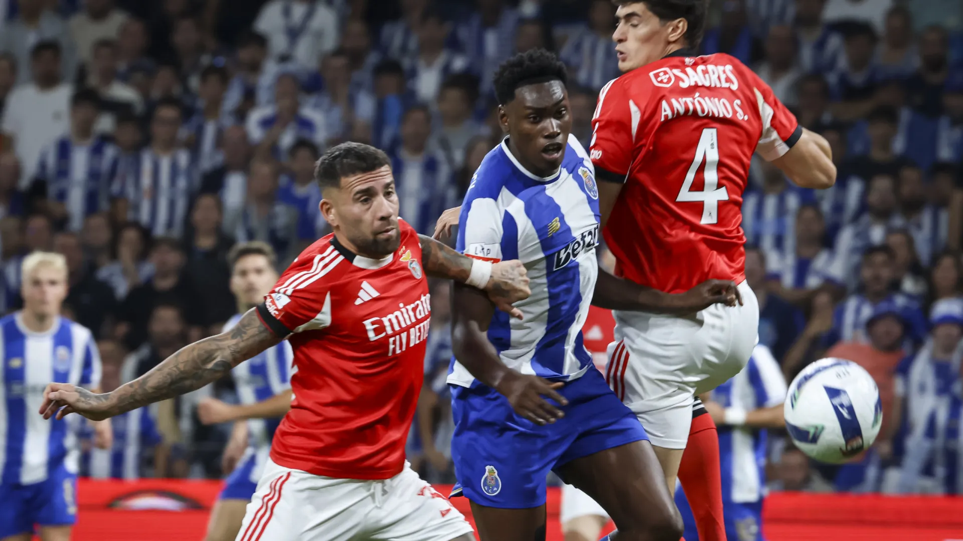 
                    Benfica voou mais alto nos últimos jogos, mas FC Porto vence no histórico
                