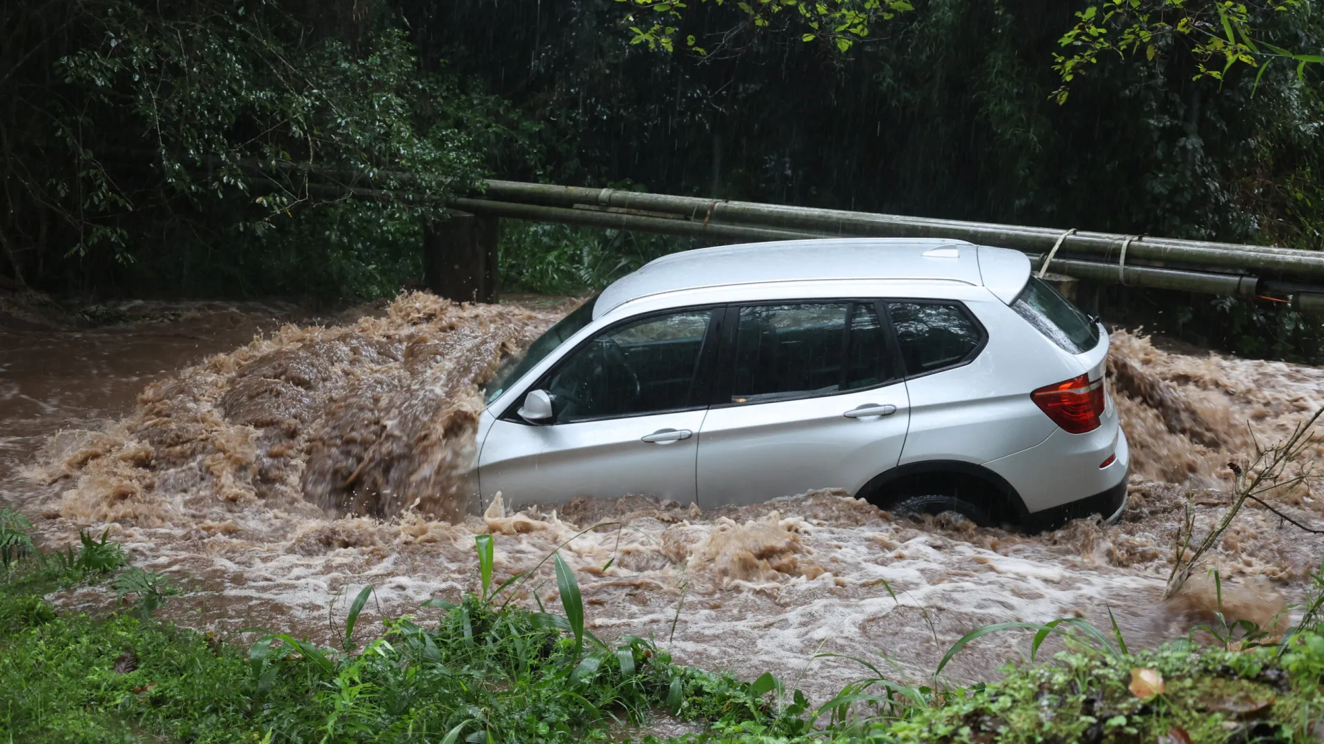 
                    O que fazer se o seu carro for atingido por uma inundação?
                