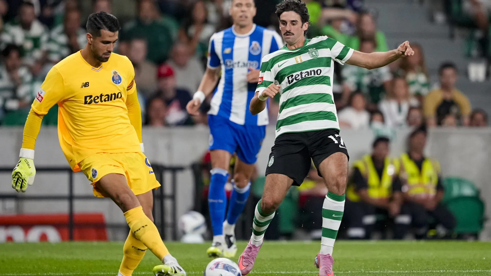 
                    Benfica recebe Alverca esperançado de colher frutos do FC Porto-Sporting
                