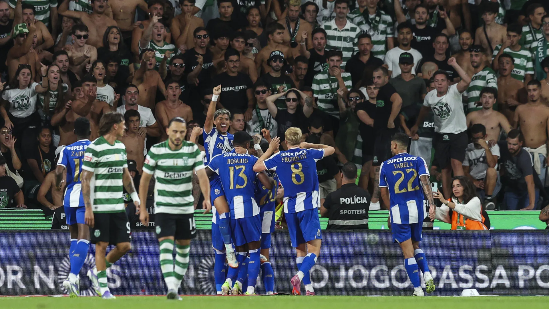 
                    Sporting e Benfica crescem, mas FC Porto cria fosso para impedir um 'tri'
                