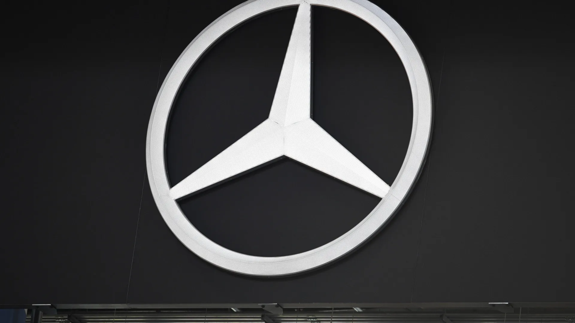 
                    Vendas mundiais da Mercedes-Benz caem 10% em 2025
                