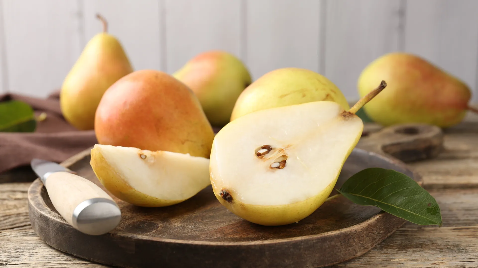 
                    Como ver se a pera está madura (e não, não a deve apertar no centro)
                