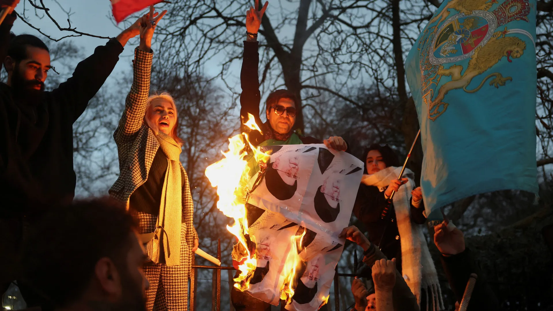
                    Irão. Londres condena repressão e pede 