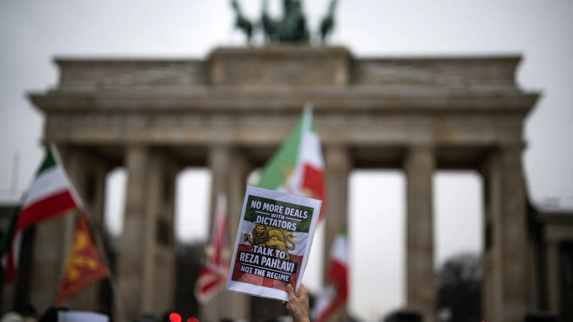 
                    Irão protesta contra apoio europeu a manifestantes antigovernamentais
                