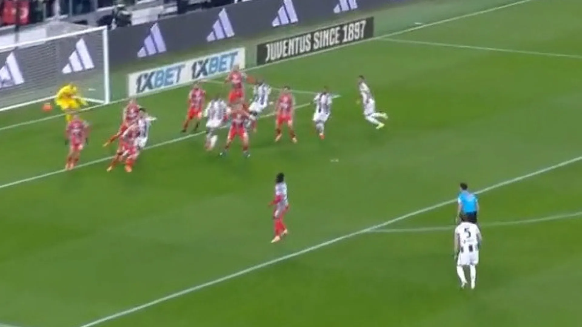 
                    Esta deve ter doído. Juventus em vantagem graças a golo... com a cara
                