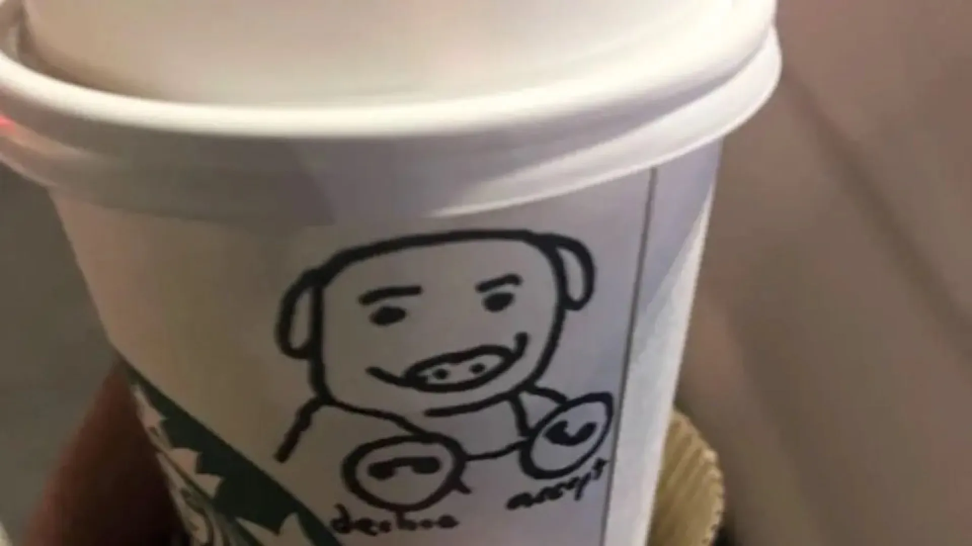 
                    Trabalhador do Starbucks demitido após desenhar porco em copo… de polícia
                