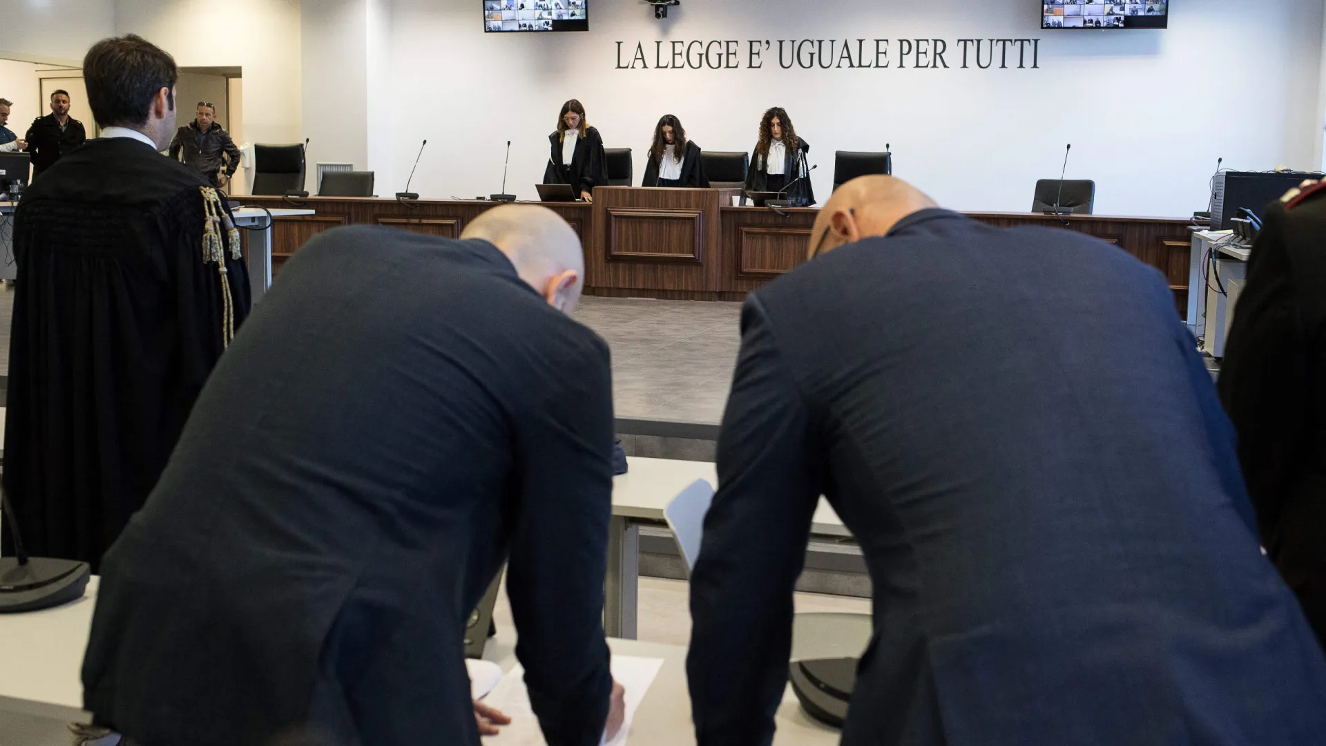 
                    Dezenas de membros das três maiores máfias de Itália condenados
                