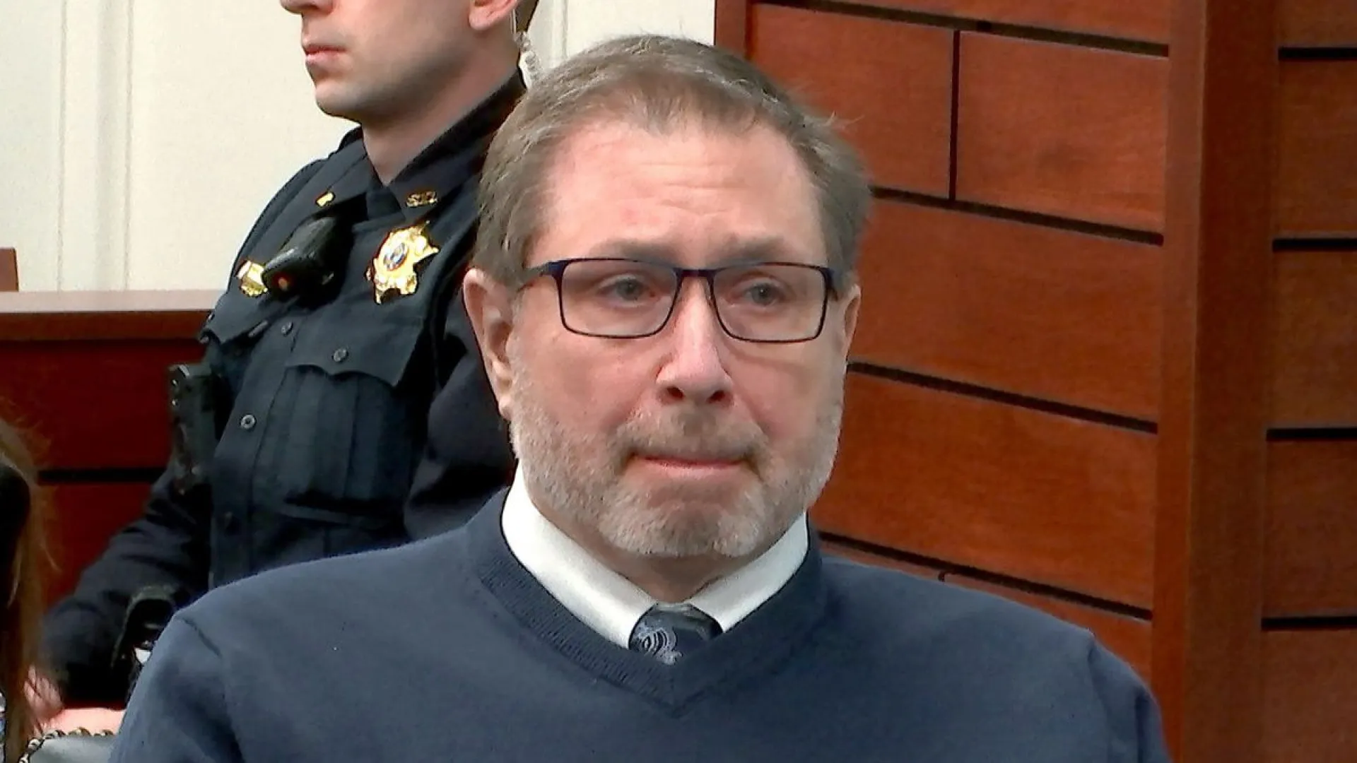 
                    Desviou fundos para pagar caso com prostituta. Irmão descobre e é morto
                