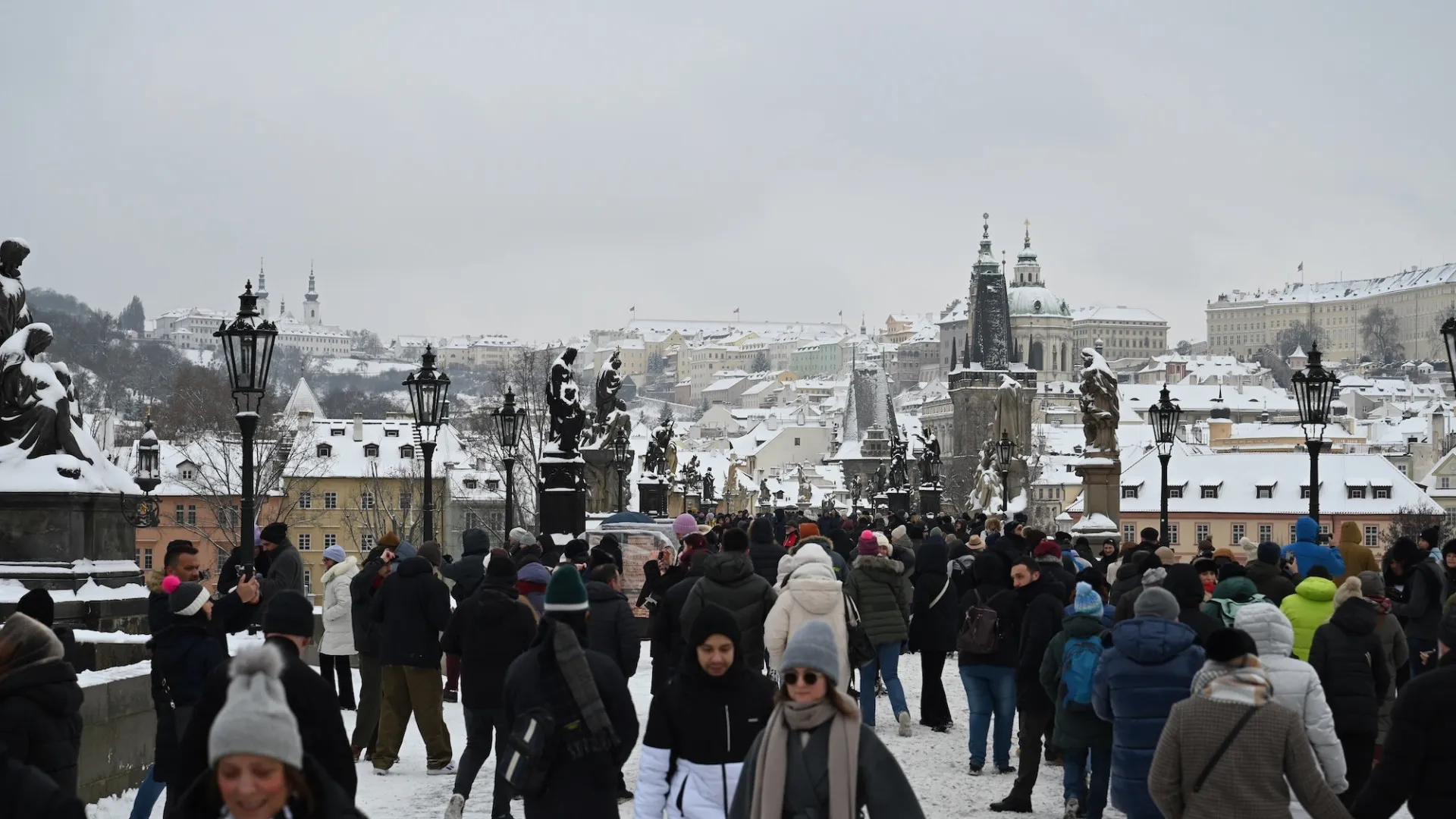
                    Chuva gelada condiciona operações no aeroporto de Praga
                