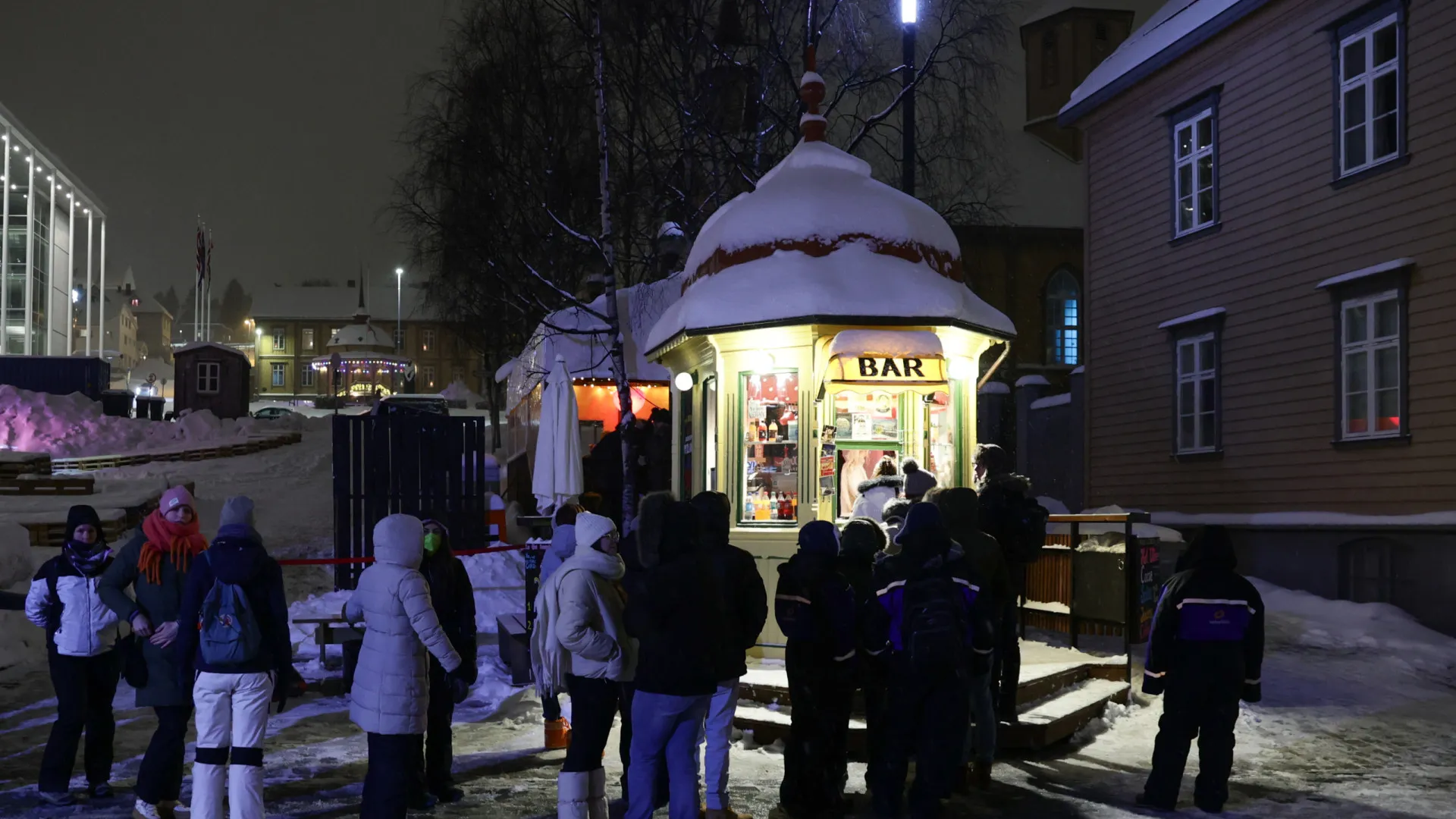 
                    Bar mais pequeno da Noruega tem 115 anos e apenas 3,6 metros. Conheça-o
                