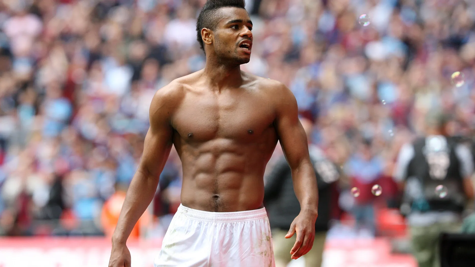 
                    De destaque na Premier League à depressão. O que é feito de Vaz Tê?
                