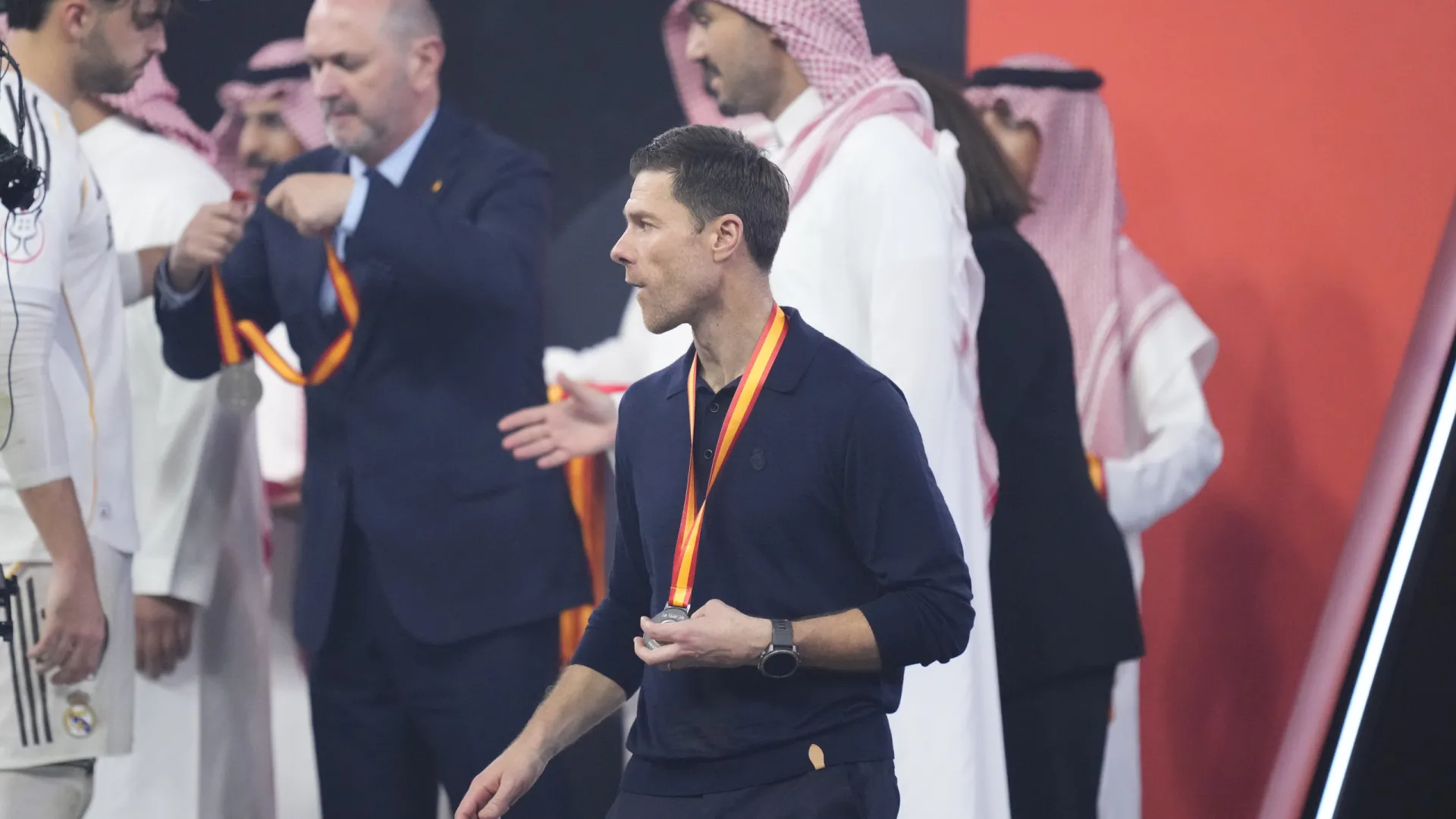 
                    O exato momento da rutura de Xabi Alonso com os jogadores do Real Madrid
                