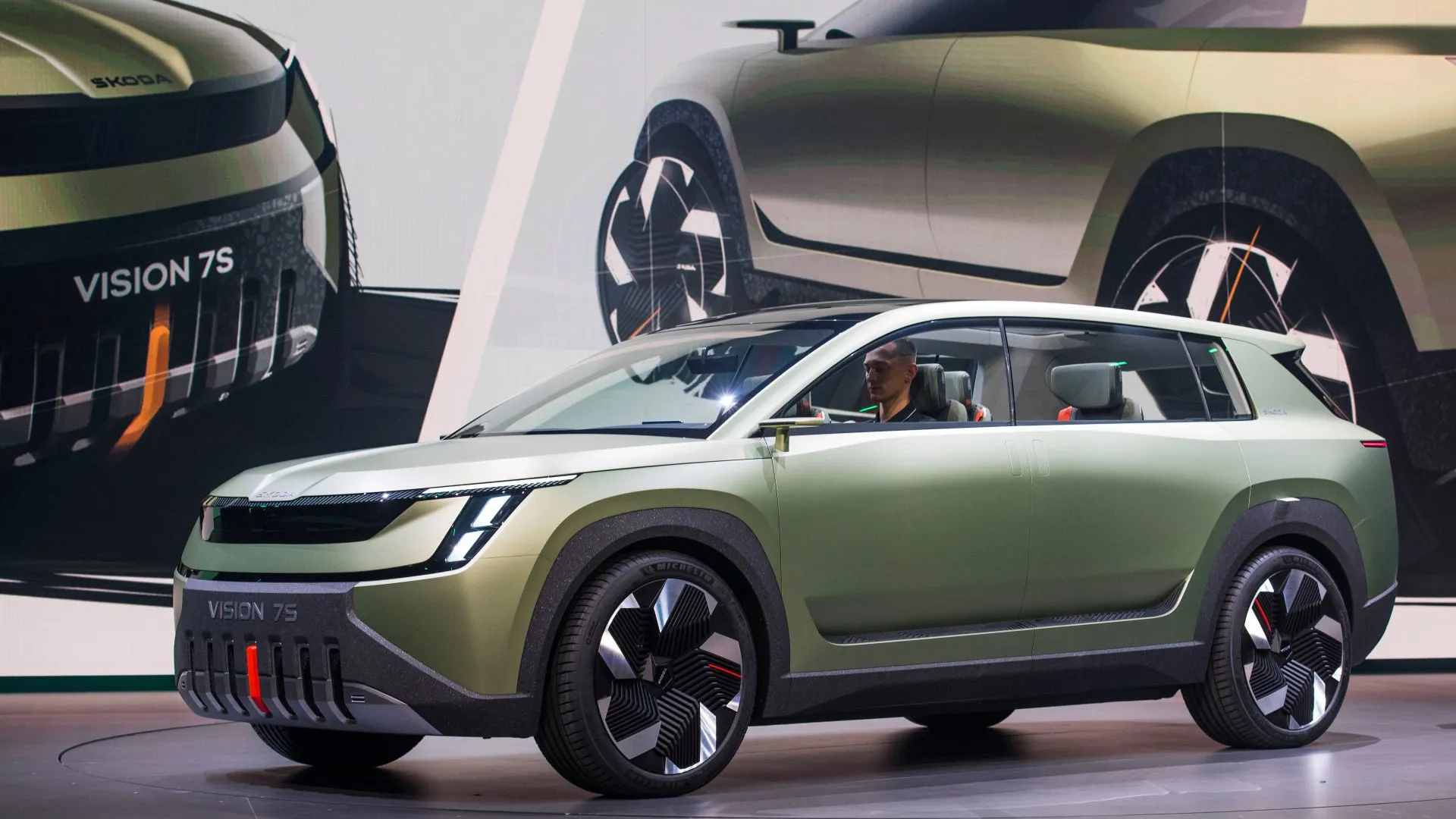 
                    Novo Skoda elétrico de sete lugares estreia-se no verão e já tem nome
                