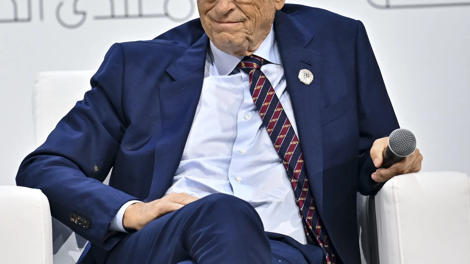 
                    Bill Gates continua otimista com IA, mas admite 