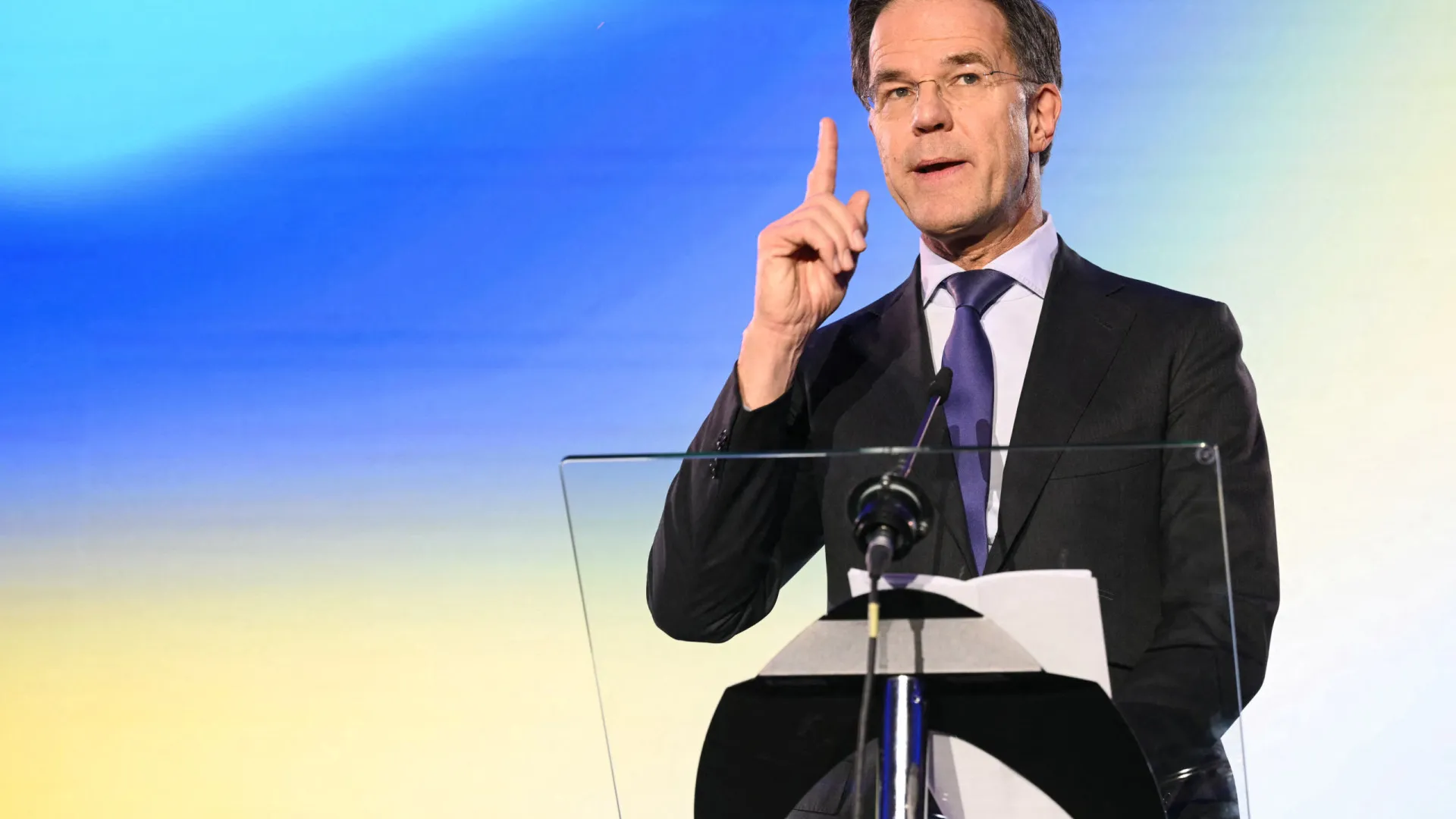 
                    Rutte considera 