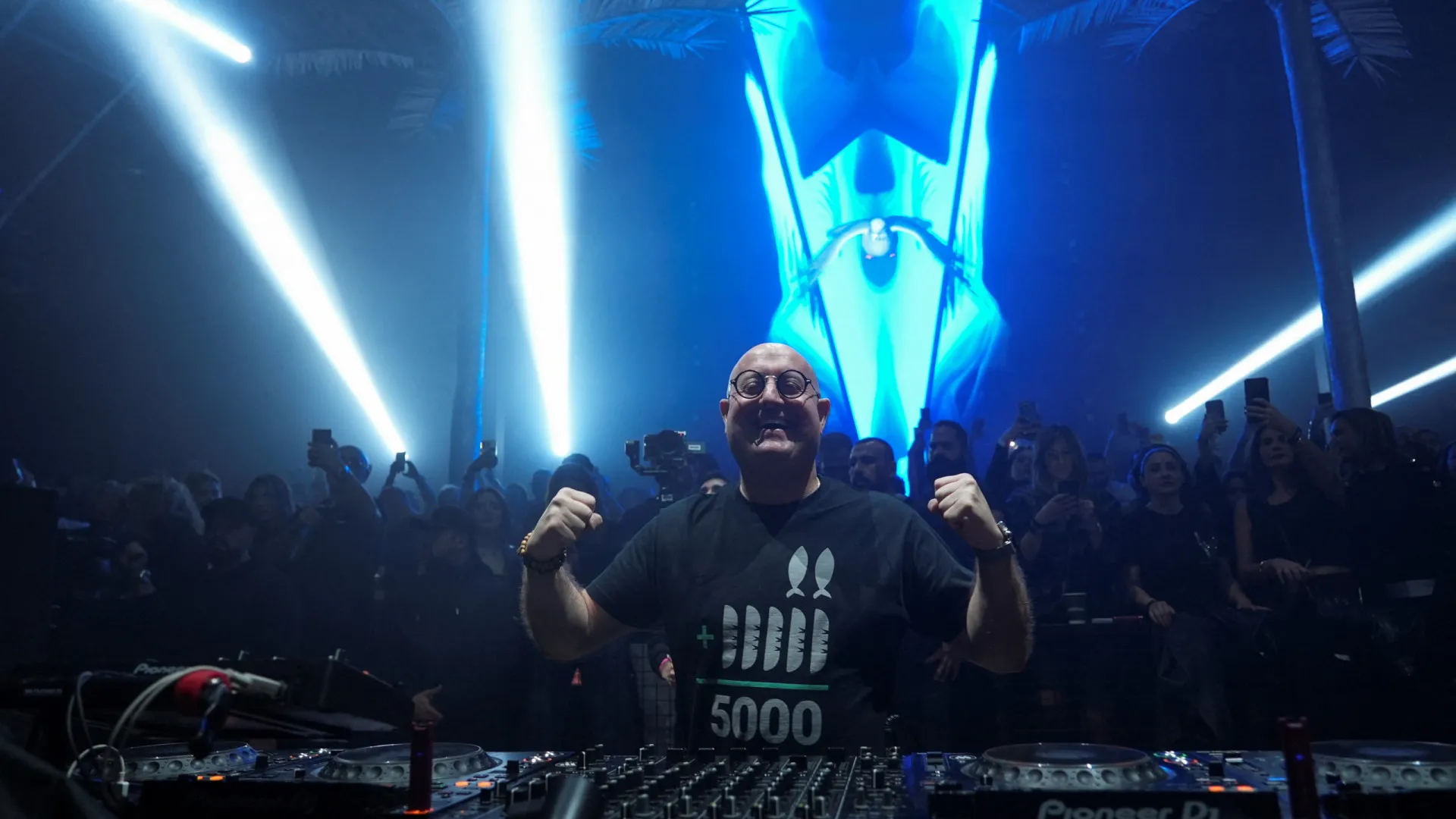 
                    Padre Guilherme atuou em Beirute para discoteca cheia (e polémica acesa)
                