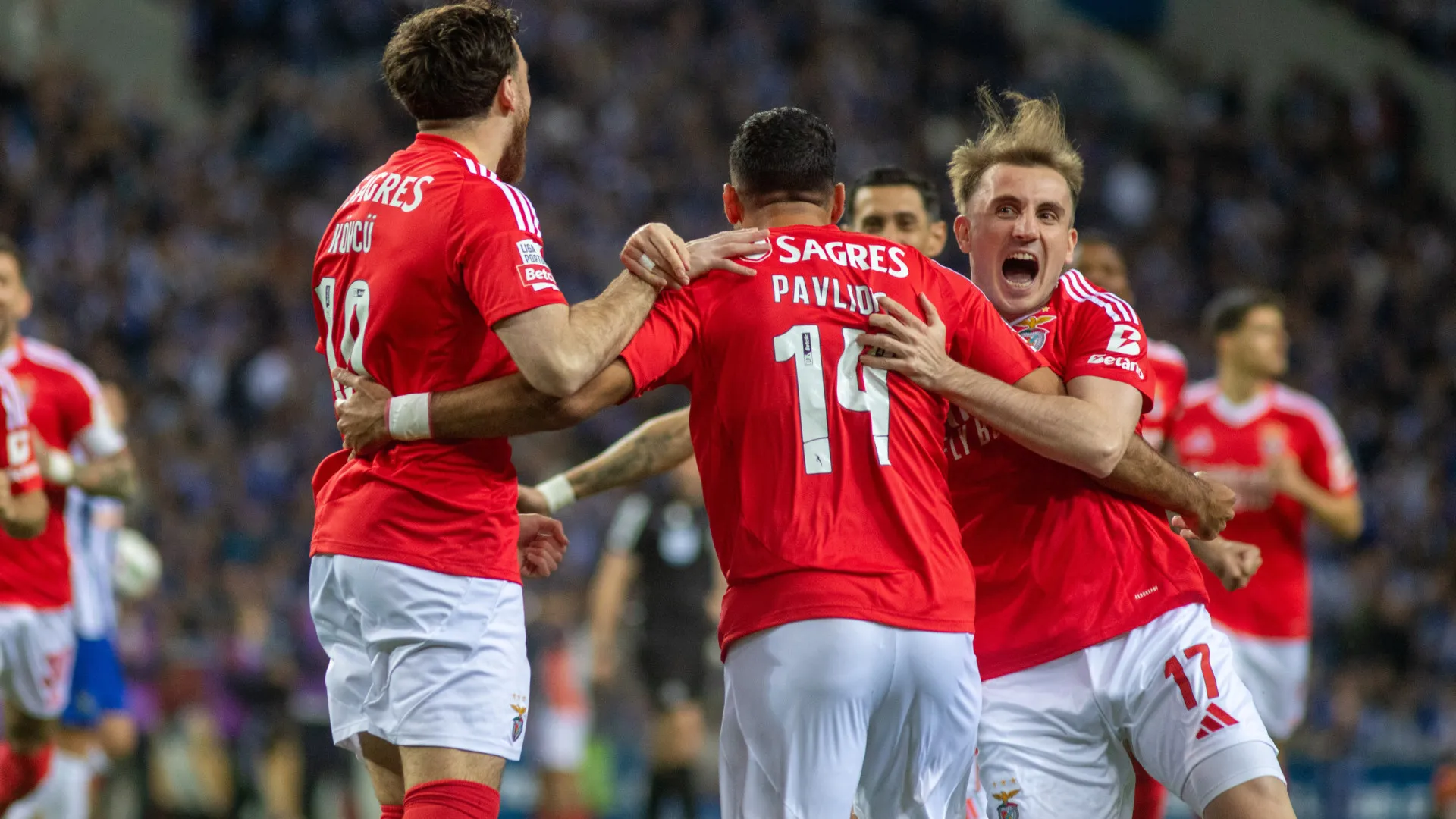 
                    Quando Pavlidis 'bailou' no Dragão. O onze da goleada do Benfica em 24/25
                