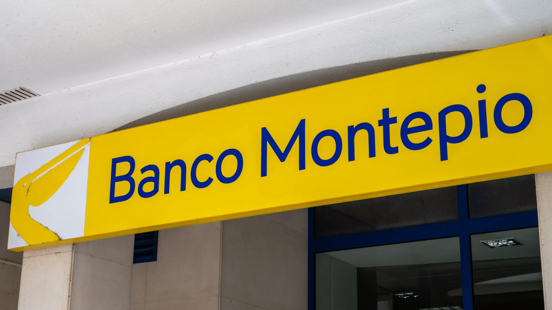 
                    Ex-subgerente bancária nega participação em plano para desviar dinheiro
                