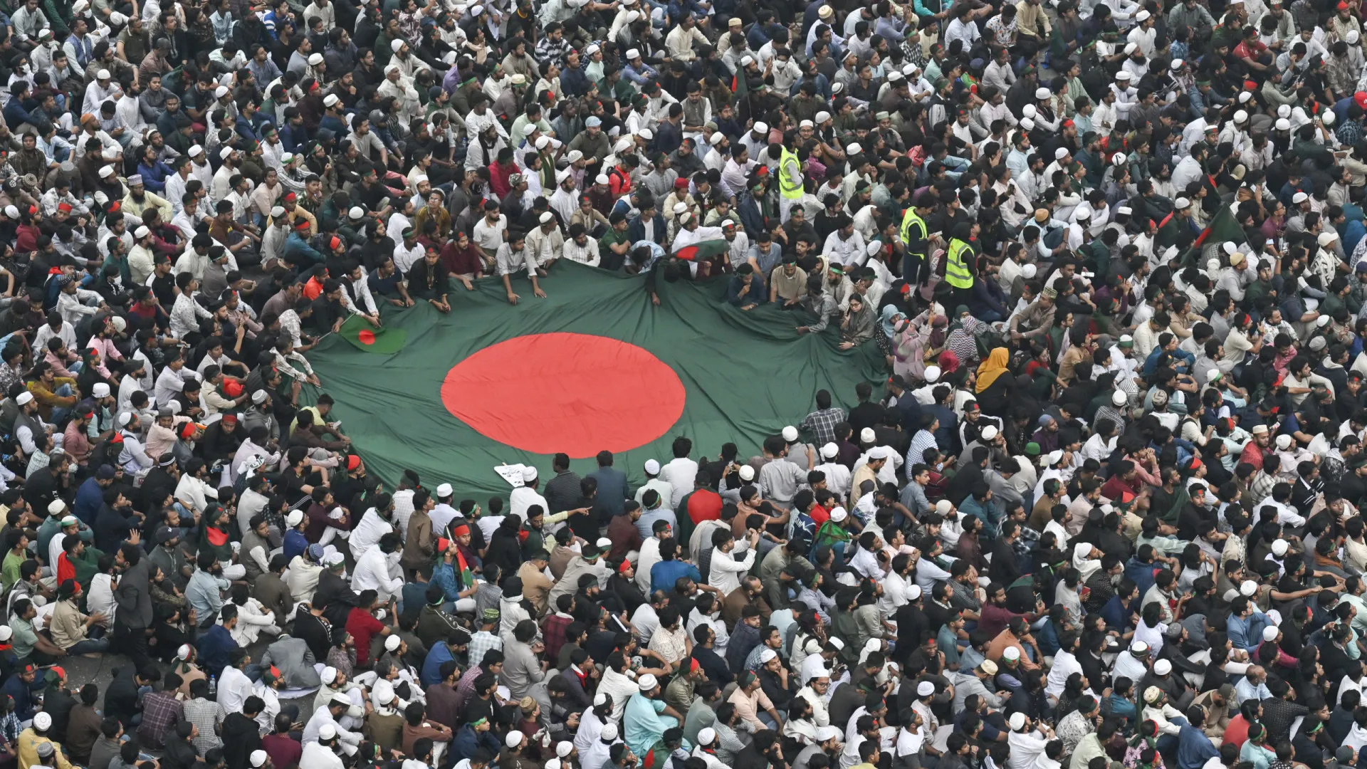 
                    Bangladesh realiza-se primeiras eleições após queda de regime em 2024
                