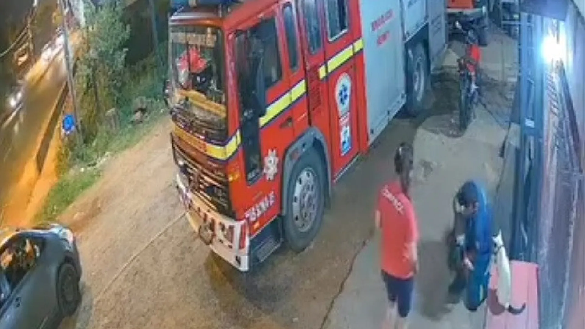 
                    Momento de aflição: Bombeiro salva menina que se engasgou com brinquedo
                