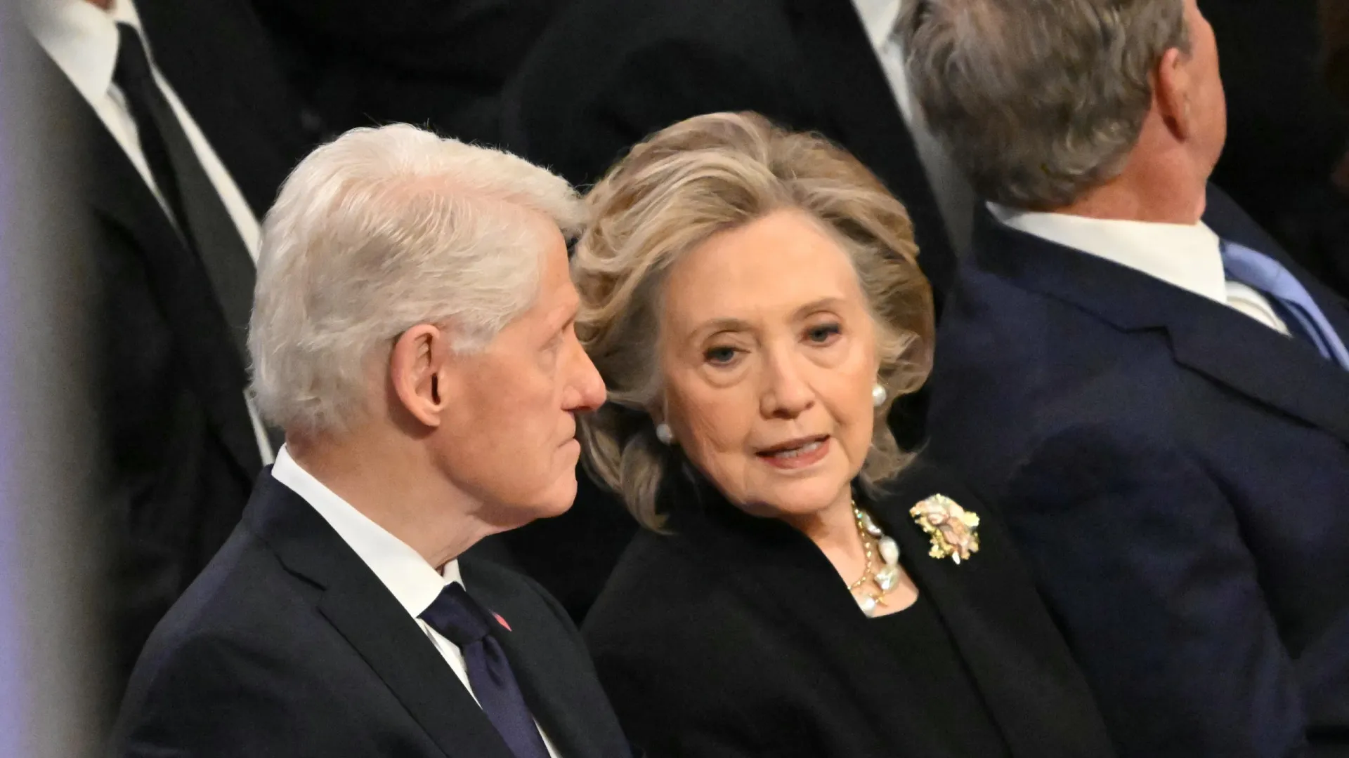 
                    Bill e Hillary Clinton recusam depor em investigação sobre Epstein
                