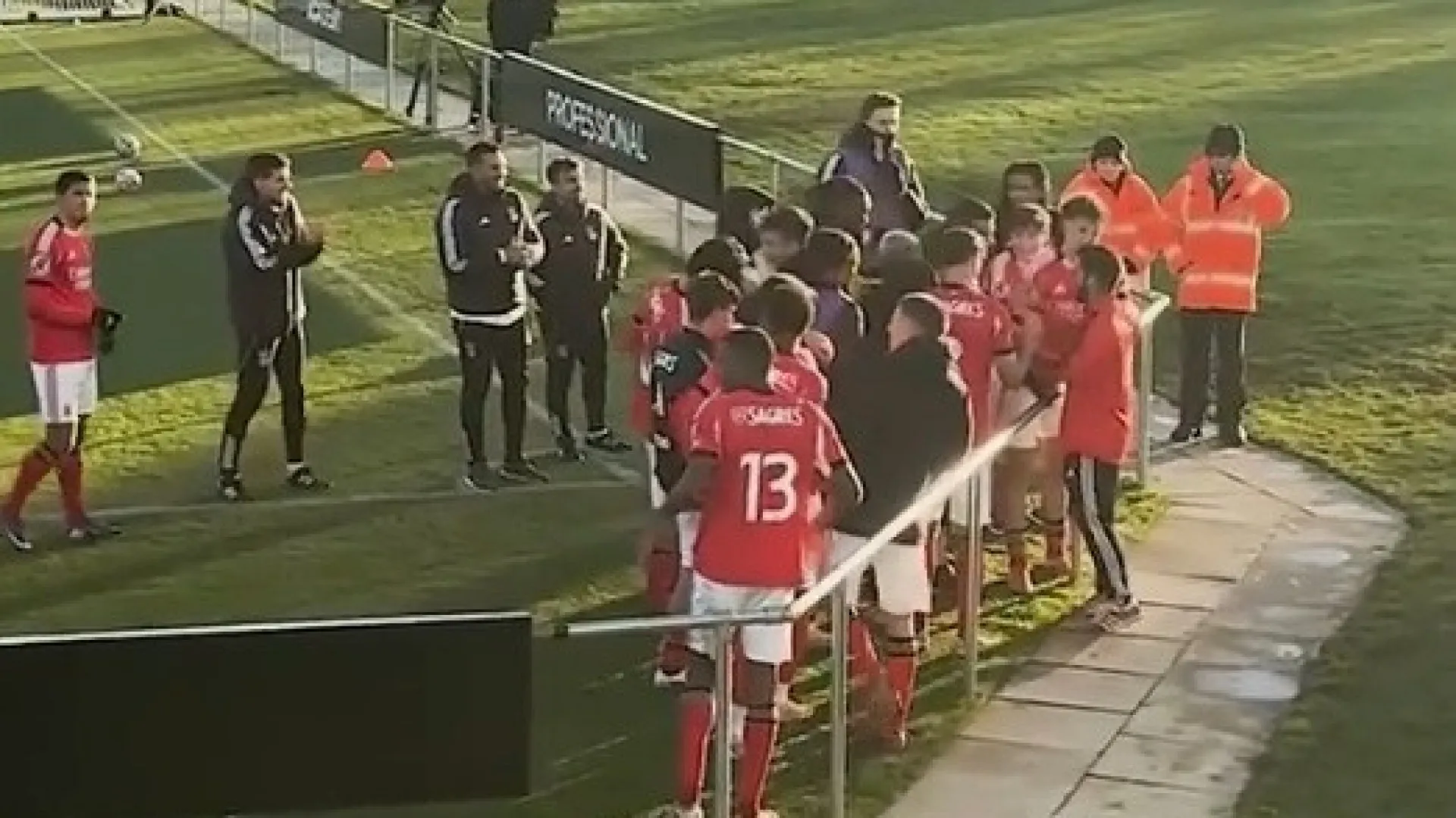 
                    Benfica homenageia adepto que assistiu a jogos da equipa B em Inglaterra
                