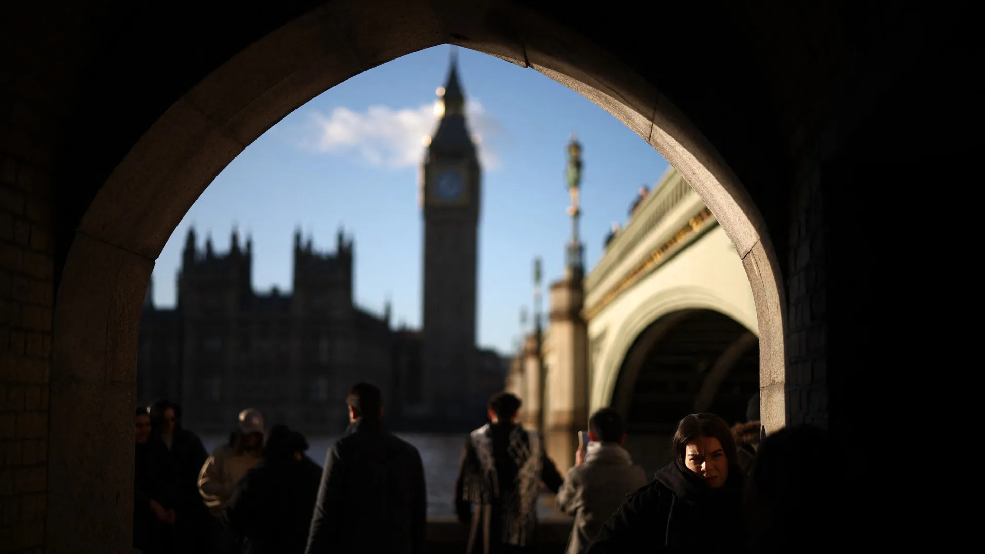 
                    Governo britânico mostra vídeos de detenções e expulsões de migrantes
                