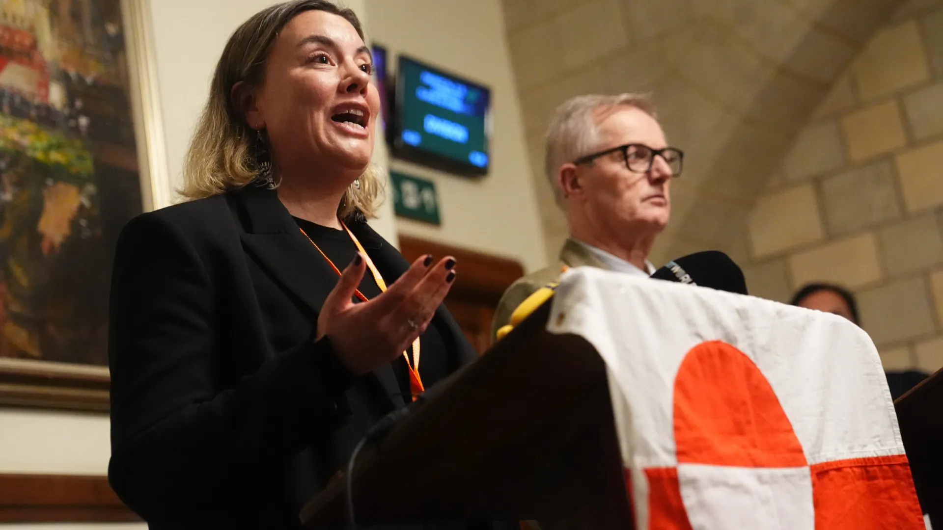 
                    Gronelândia admite mais forças da NATO mas descarta 