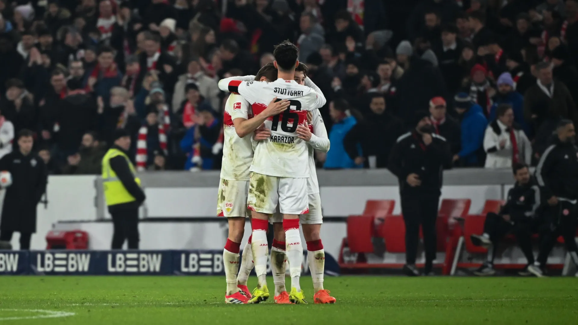 
                    Estugarda sobe provisoriamente ao terceiro lugar na Bundesliga
                