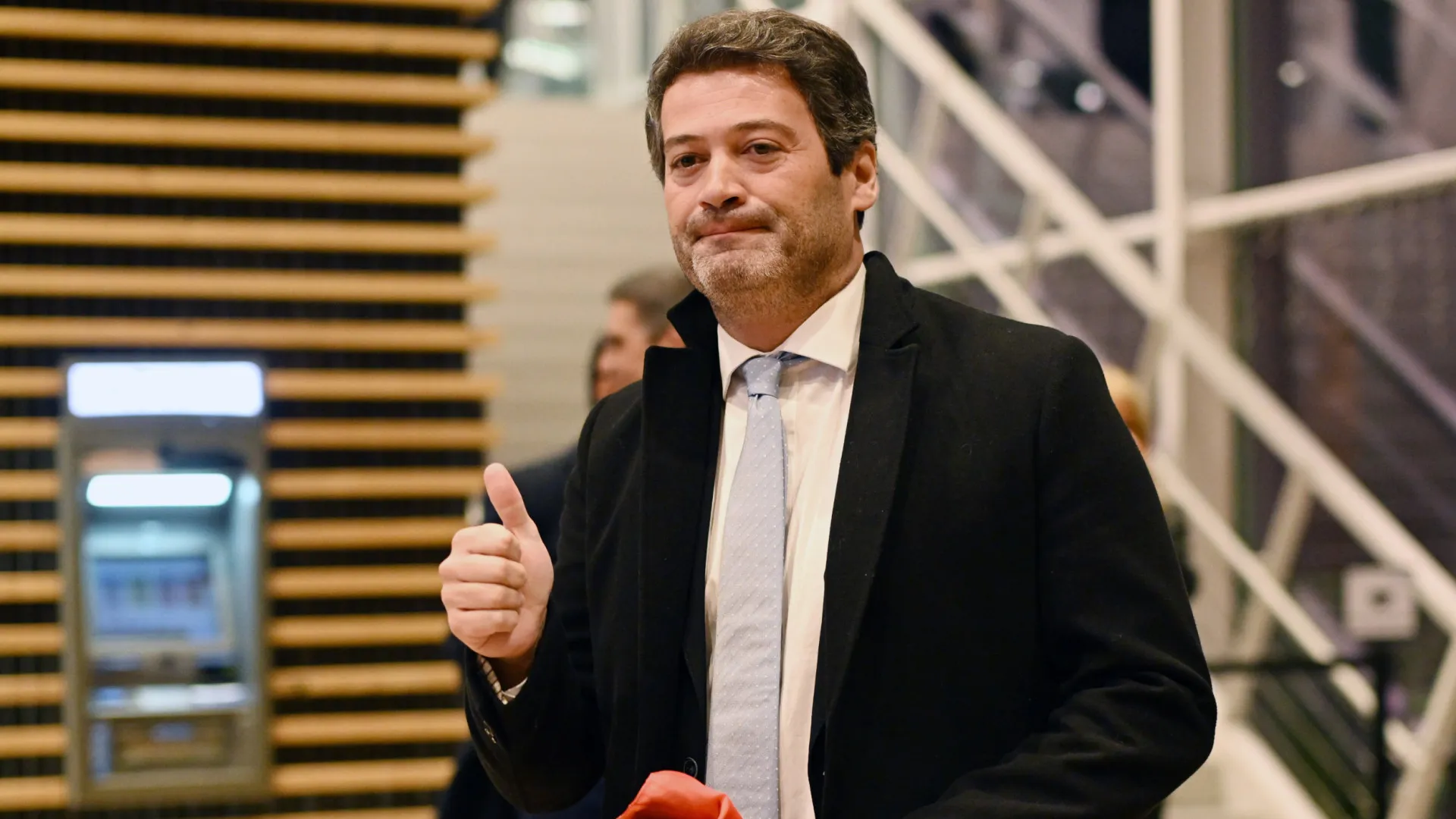 
                    Ventura diz que portugueses o colocaram 