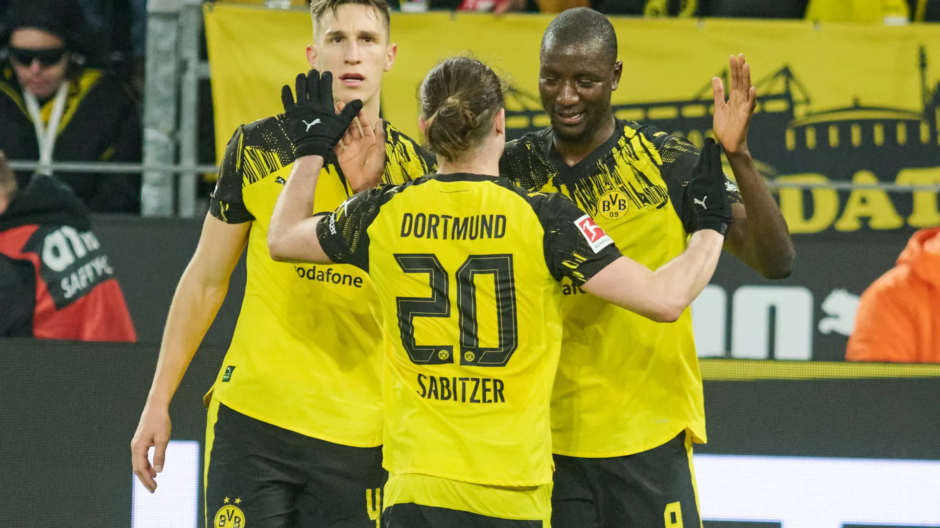 
                    Borussia Dortmund ganha na Liga alemã, Estugarda também
                