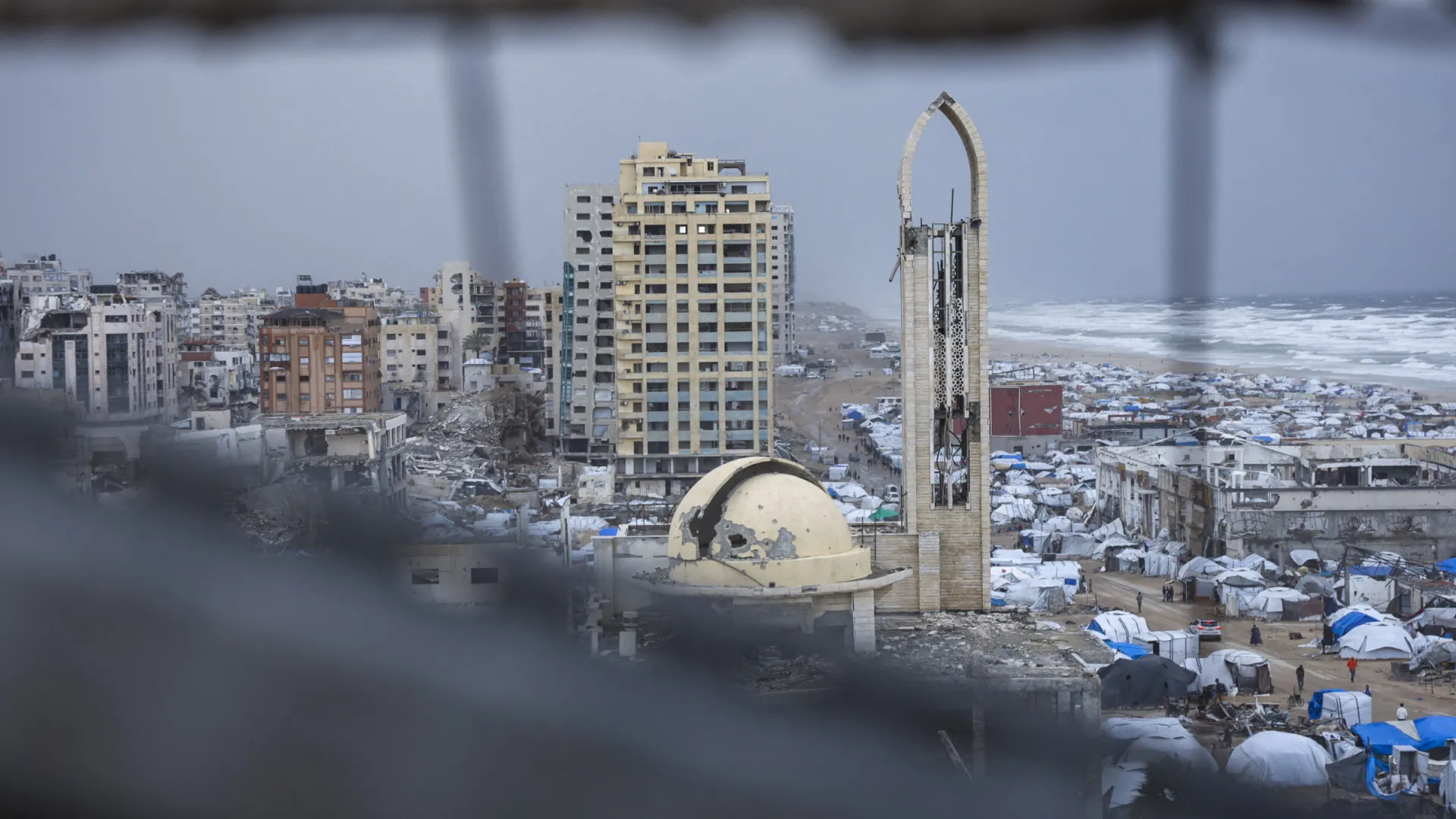 
                    19.º dia de guerra: Israel mata ministro iraniano em dia de funerais
                
