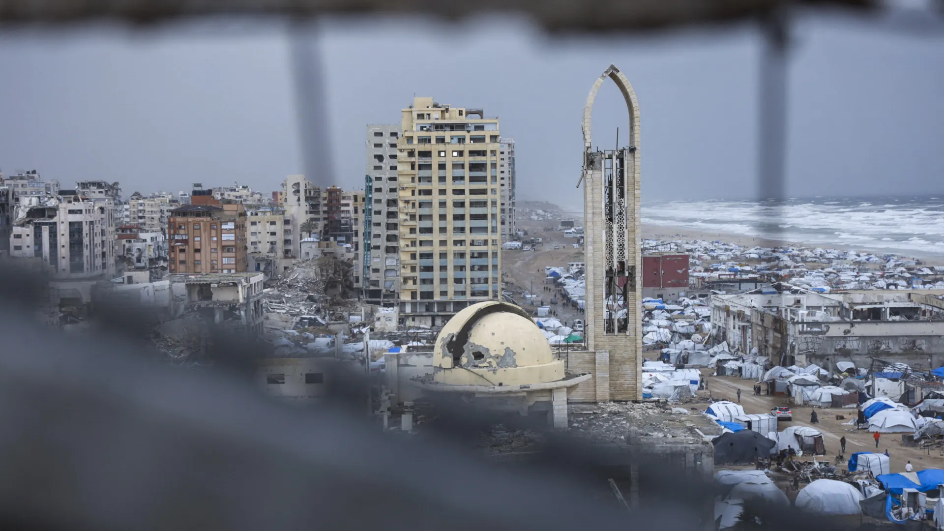 
                    Gaza começa a remover 370 mil toneladas de lixo acumulado em dois anos
                