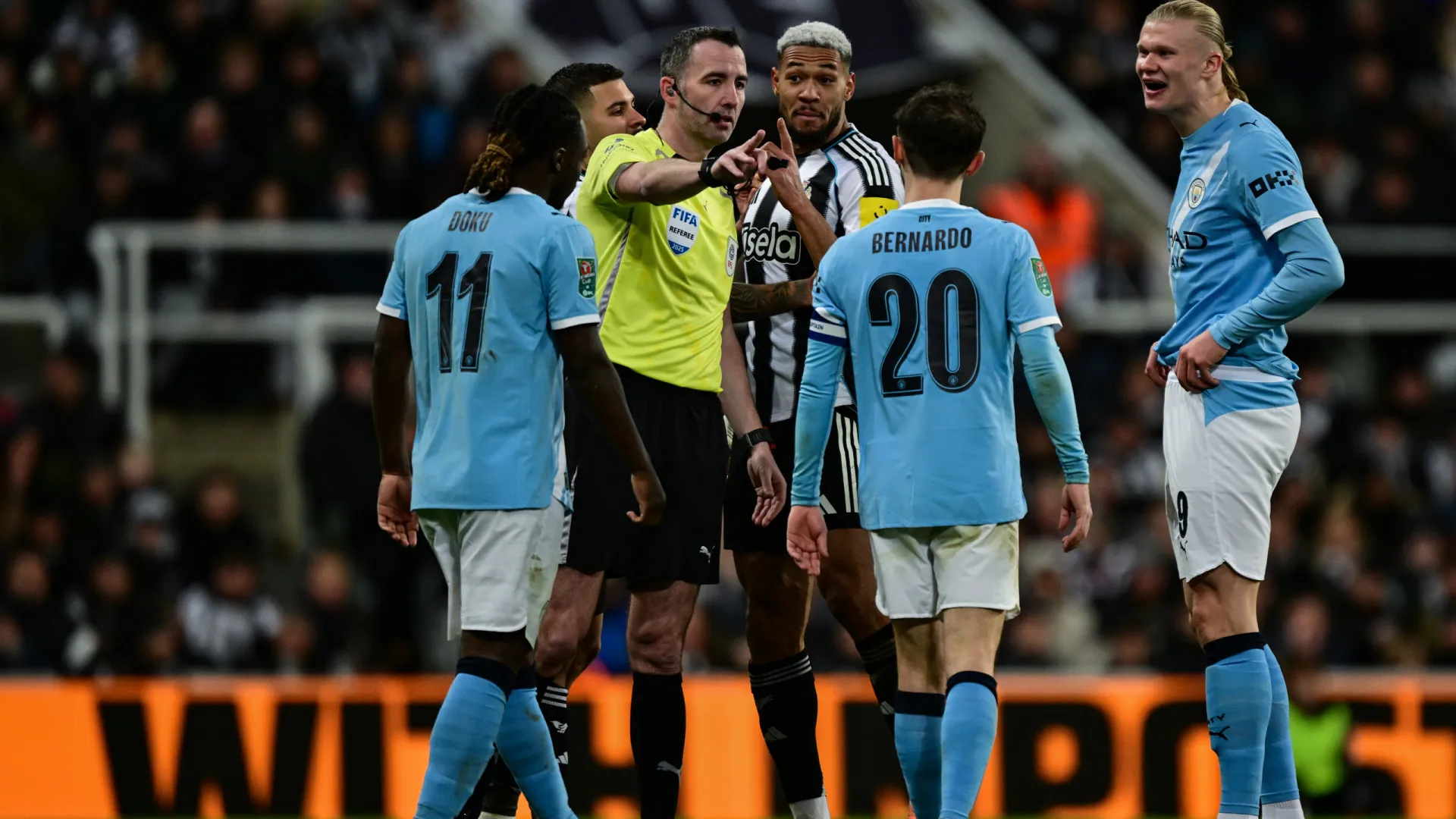 
                    Guardiola e Bernardo Silva 'passam-se' com o VAR: 