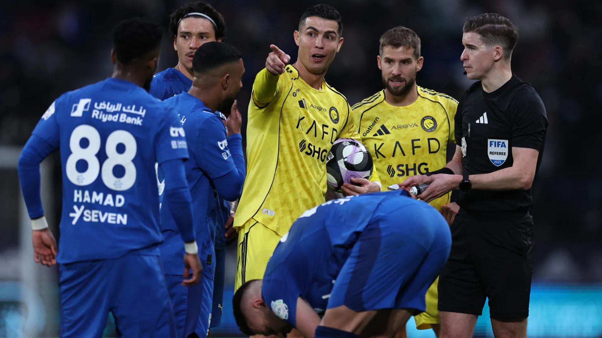 
                    Gesto polémico no Al Hilal-Al Nassr pode custar caro a Cristiano Ronaldo
                