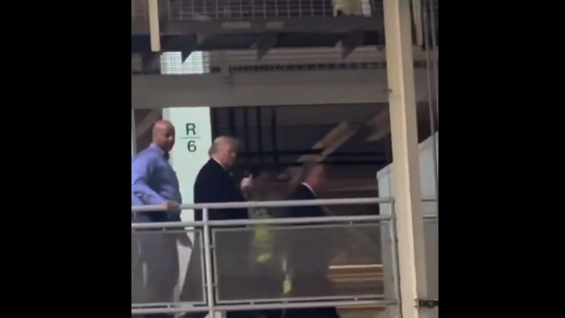 
                    Trump insulta operário que o chamou 