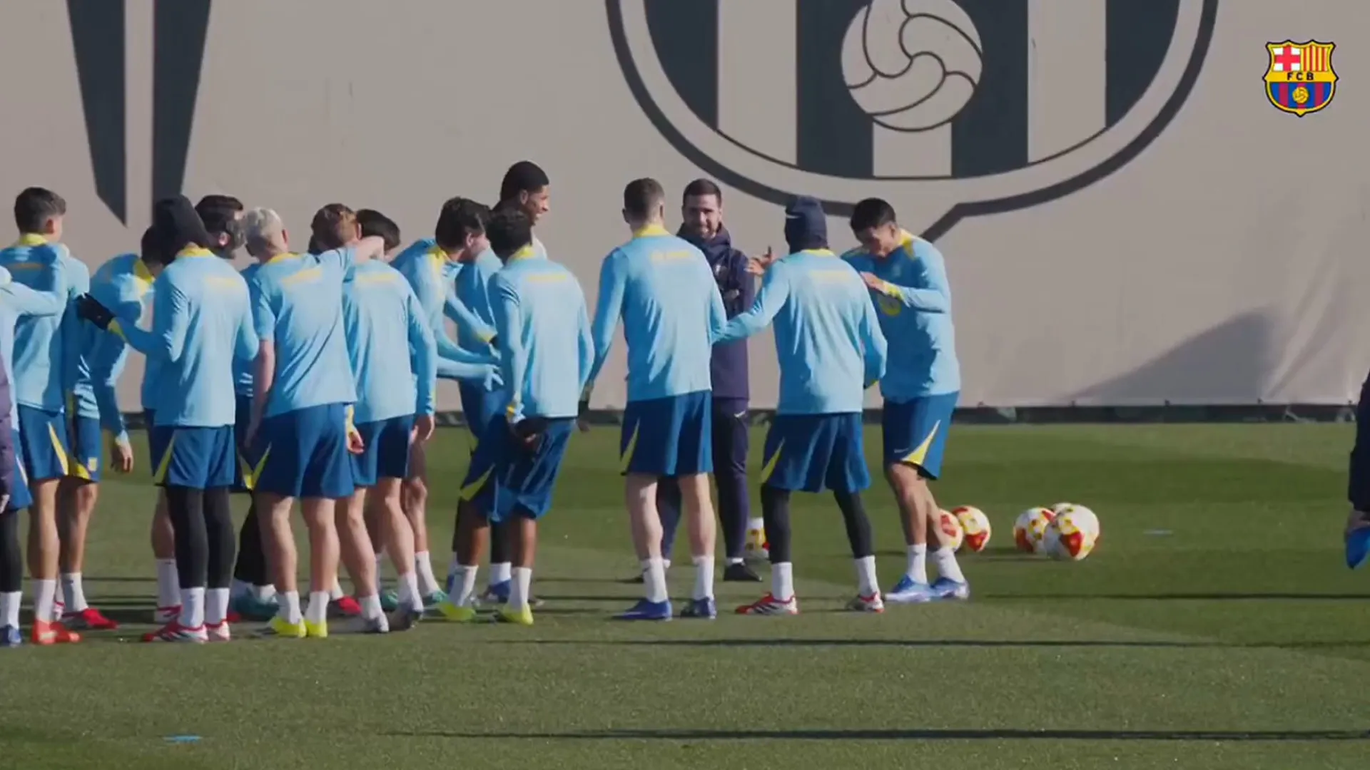 
                    João Cancelo regressou ao Barcelona, mas não escapou a esta maldade
                