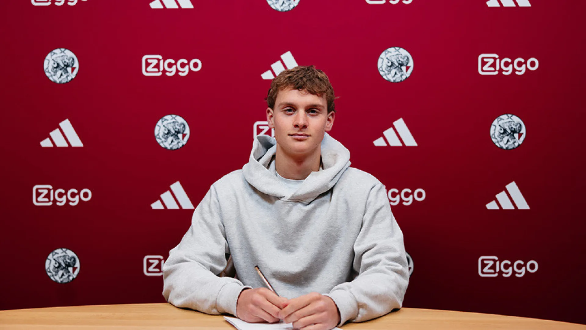 
                    EM DIRETO: Siga os rumores e os negócios do mercado de transferências
                