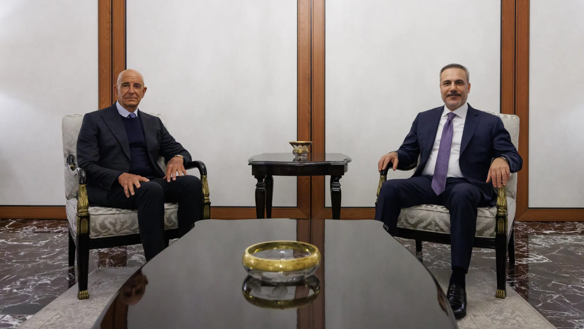 
                    MNE turco pede a homólogo iraniano que resolva tensão com negociações
                