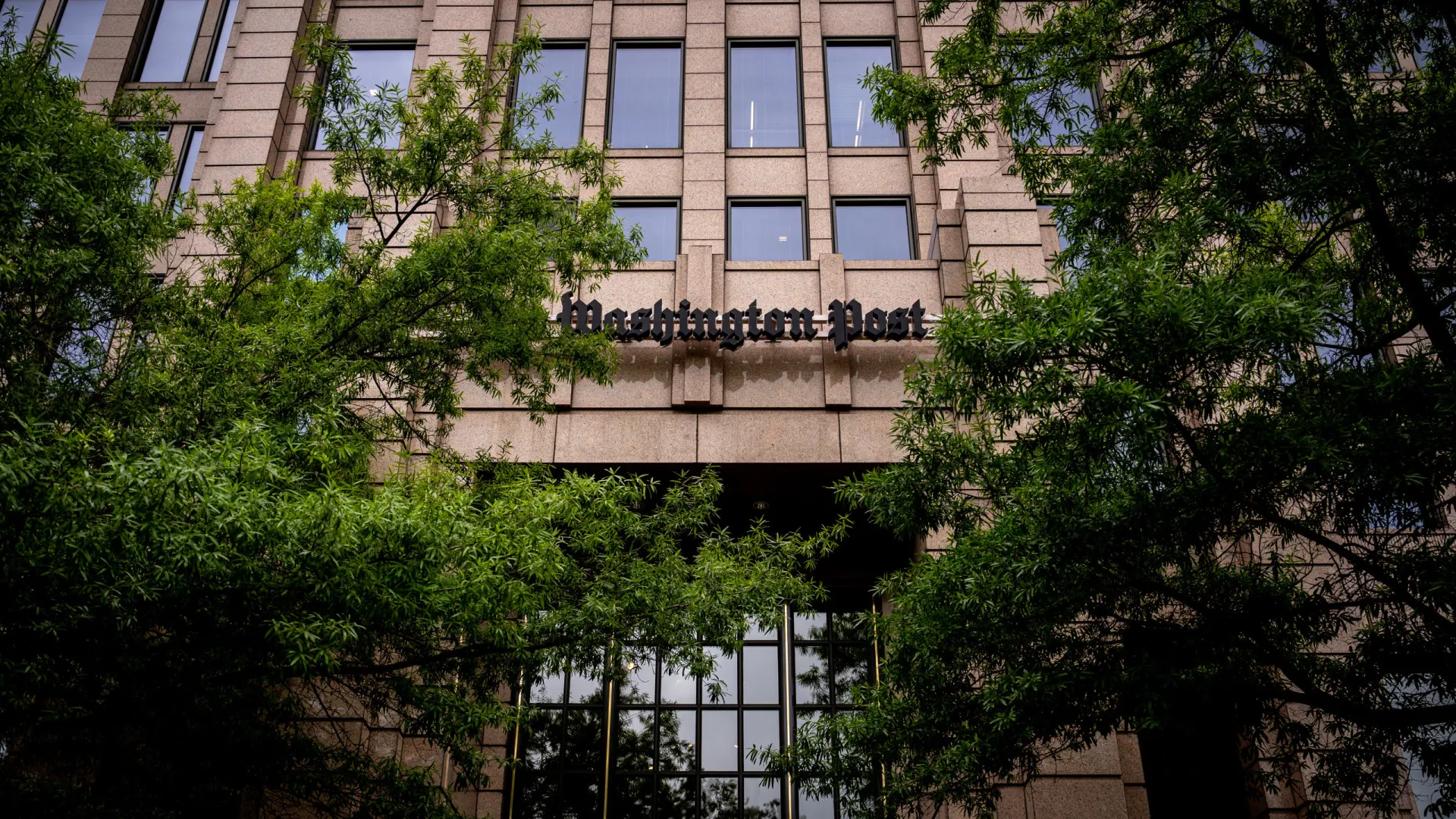 
                    Washington Post anuncia despedimentos. Trabalhadores apelam a Bezos
                