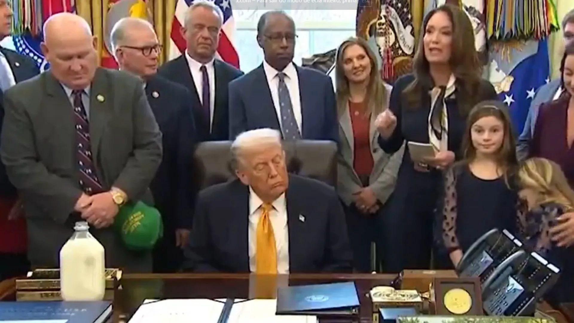 
                    Donald Trump apanhado (novamente)... a dormir na Sala Oval. Há vídeo
                