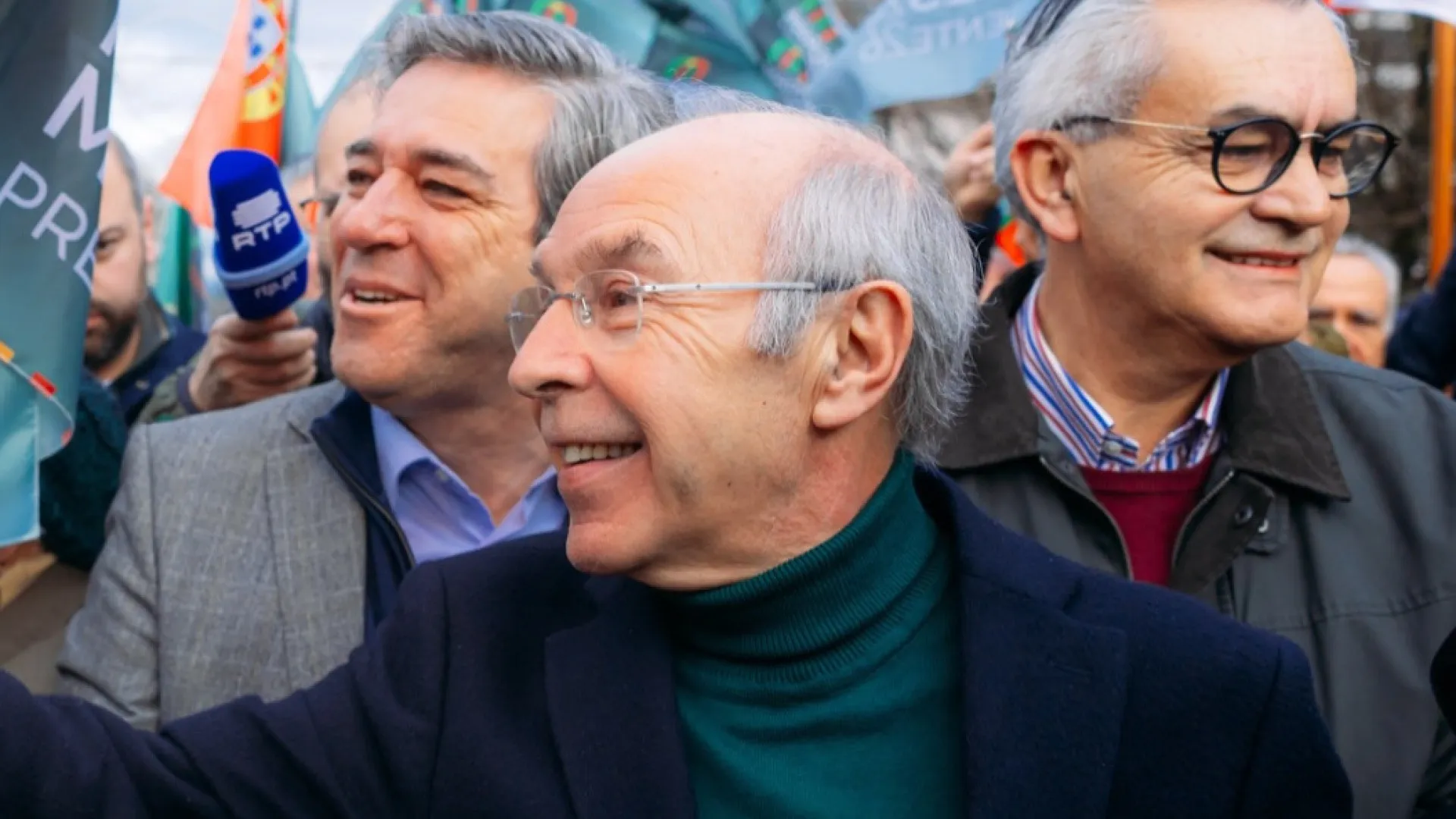 
                    Mendes admite ainda contar com Cavaco e Ferreira Leite na campanha
                