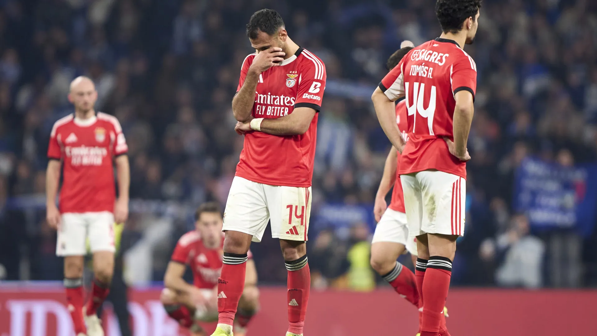 
                    Cabeça de Bednarek e Pavlidis irreconhecível tramam Benfica com FC Porto
                