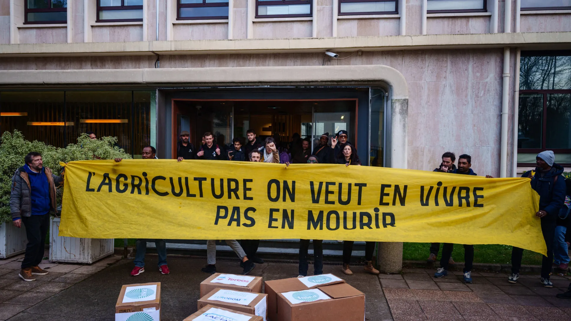 
                    Agricultores franceses invadem ministério em Paris. Há 50 detidos
                