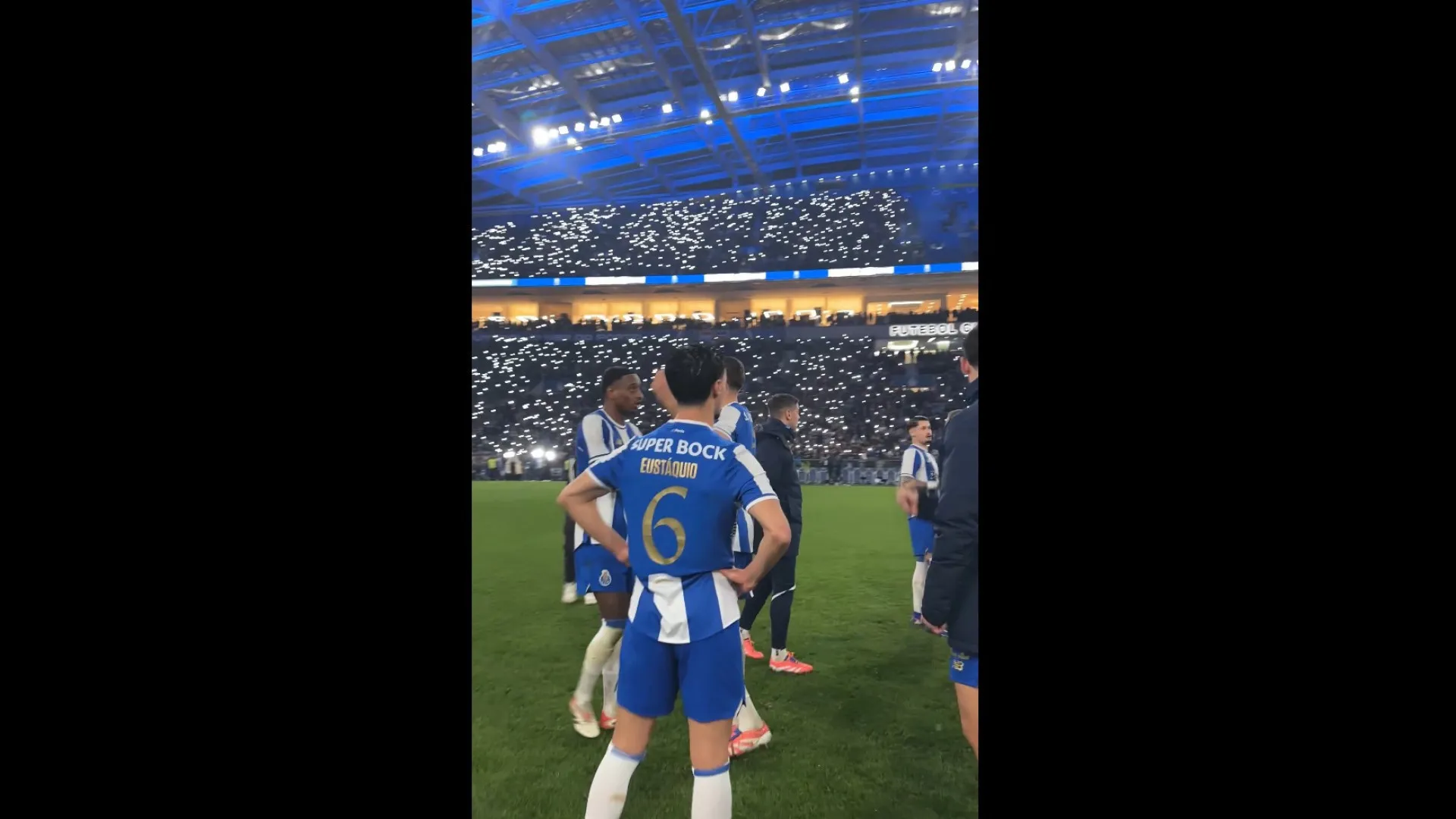 
                    O momento (arrepiante) nas bancadas do Dragão após o FC Porto-Benfica
                